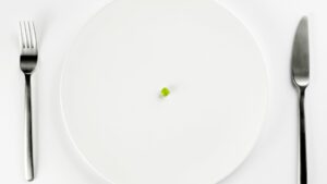 COMER POUCO NÃO EMAGRECE